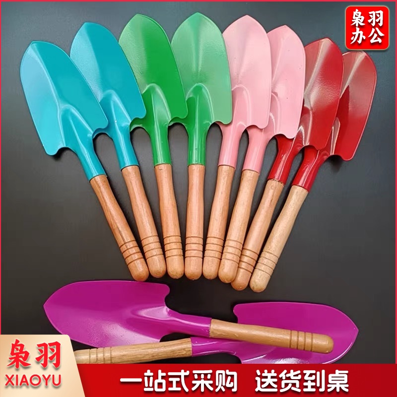 幼儿园 儿童玩沙铲子